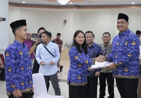 Atlet Felda Elvira Santoso dan Anthony Sinisuka Ginting terima SK PNS (foto/antara)