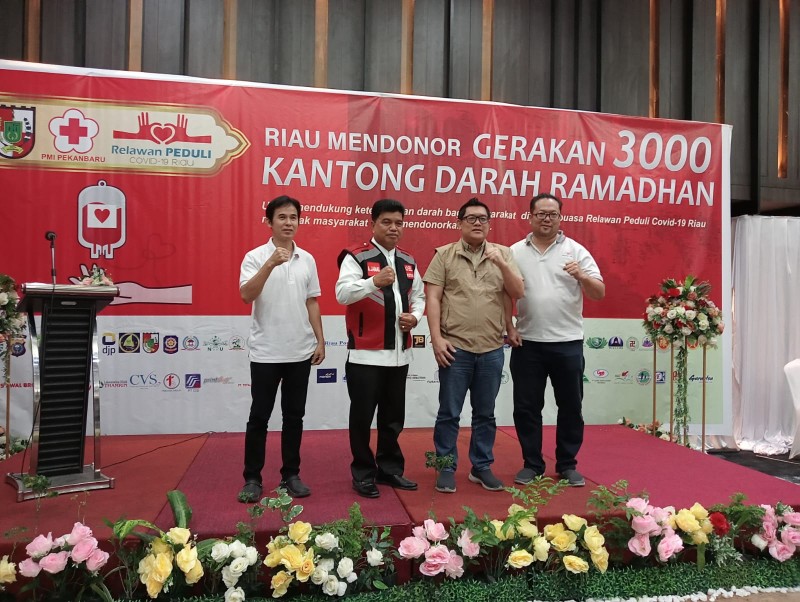 Relawan Peduli Covid-19 Riau bersama Ketua PMI Pekanbaru, Abdul Jamal (foto/bayu)