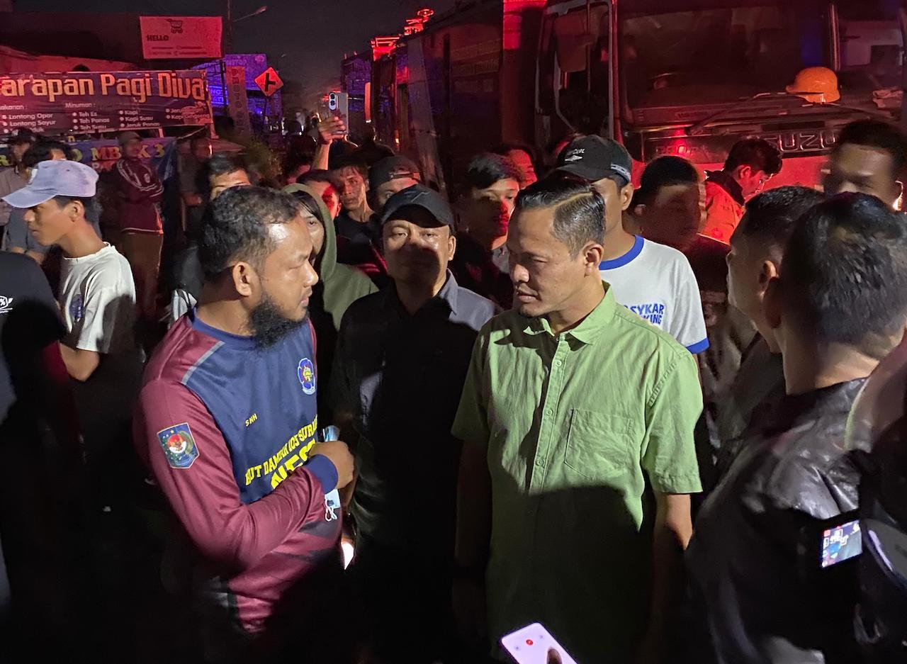 Walikota terpilih Agung Nugroho tinjau lokasi kebakaran di Marpoyan Damai (foto/Mimi)