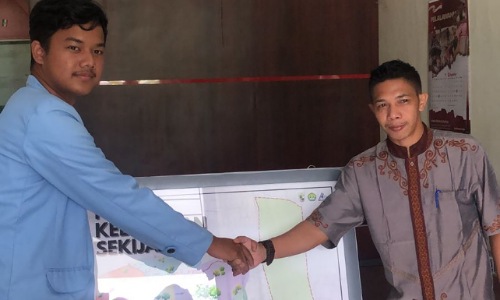 Ketua Kelompok Mahasiswa Kukerta Unri 2023 menyerahkan Peta Administrasi kepada Lurah Seikijang.(foto: istimewa)