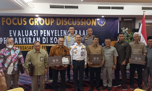 Kadishub Pekanbaru, Yuliarso dalam kegiatan FGD Evaluasi Perparkiran Pekabaru.(foto: rahmat/halloriau.com)