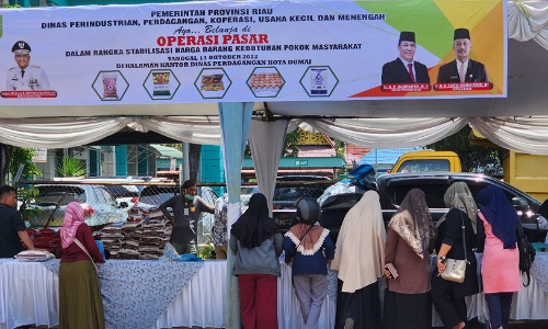 Warga Dumai mengantri untuk membeli sembako di operasi pasar yang dilaksanakan di halaman kantor Disdag Dumai, Kamis (13/10/2022).(foto: bambang/halloriau.com)