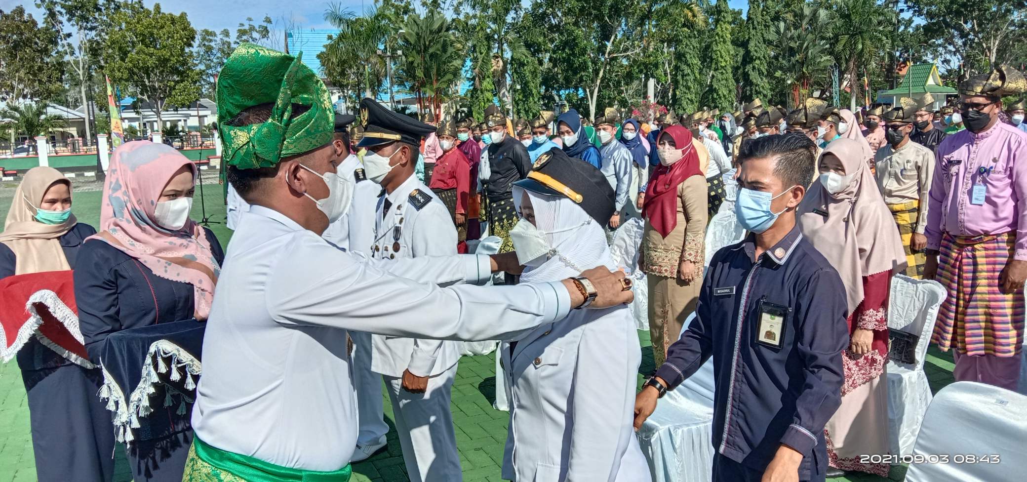 Bupati Kepulauan Meranti H Muhammad Adil memasang tanda pangkat kepada Juwita Ratna Sari yang dilantik sebagai Camat Tebingtinggi