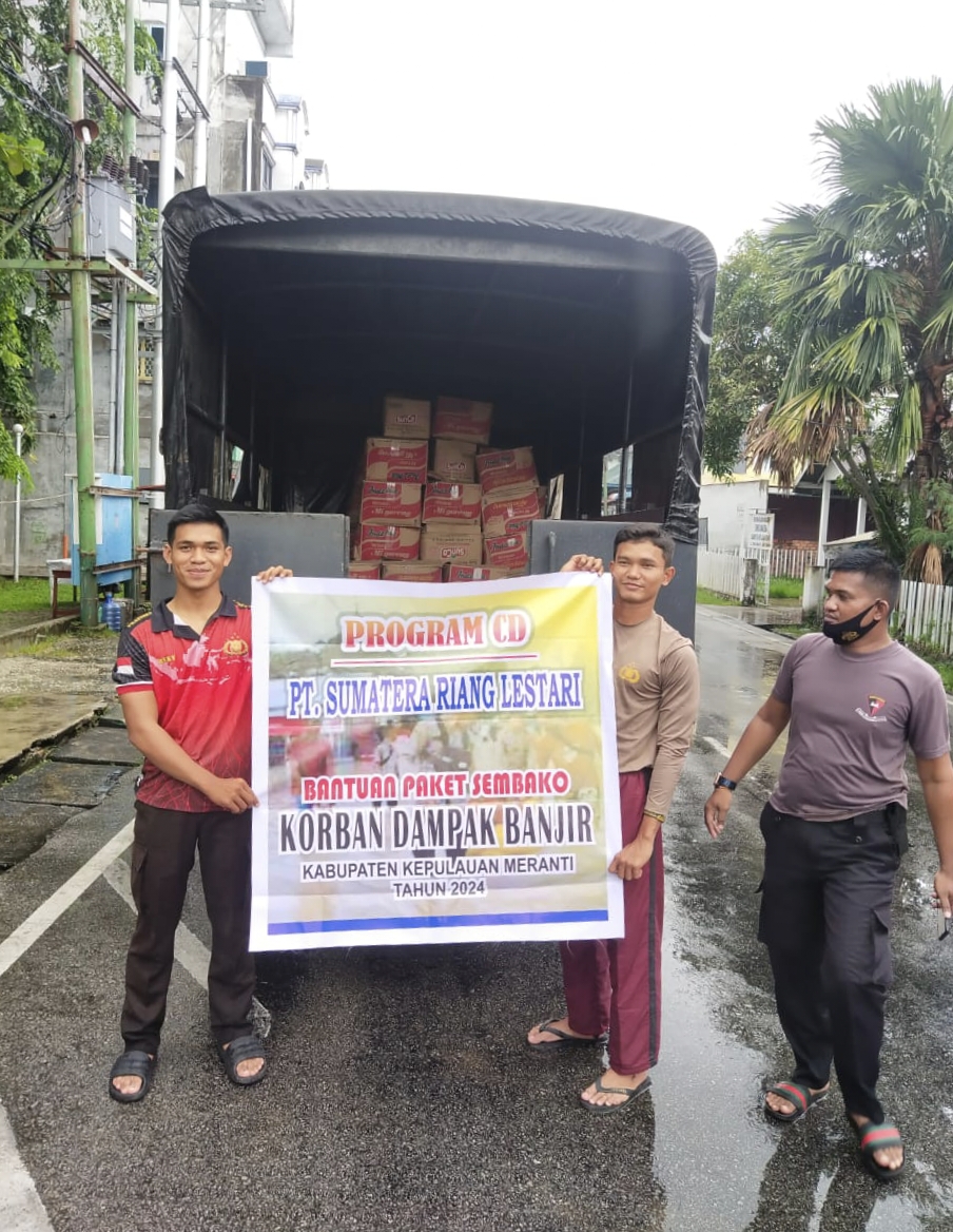 PT Sumatera Riang Lestari bersama Polres berpartisipasi meringankan beban masyarakat dengan menyalurkan bahan makanan.