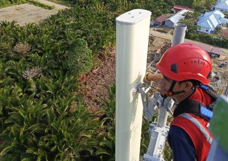 Teknisi XL Axiata sedang melakukan pemeliharaan perangkat BTS di sebuah tower di Desa Bente, Kecamatan Bungku Tengah, Kabupaten Morowali, Sulawesi Tengah, belum lama ini.(foto: istimewa)