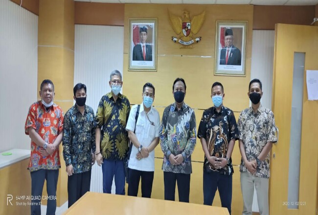 Koordinator Kelompok Bidang Kelembagaan Kemenfikti Vokasi dan Profesi Ditjen Vokasi Kemendikbud, Sudarsono, berfoto bersama Direktur Politeknik Padang, DR Surfayondri, ST, M.Kom dan Ketua Tim Visitasi Pelalawan, Drs Atmonadi. 