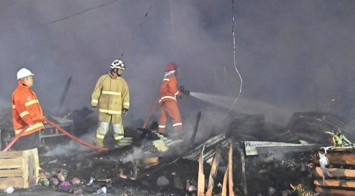 13 petak kios buah Pasar Pulau Payung di Jalan Sukajadi/Diponegoro, Kota Dumai, ludes terbakar (foto/Bambang)