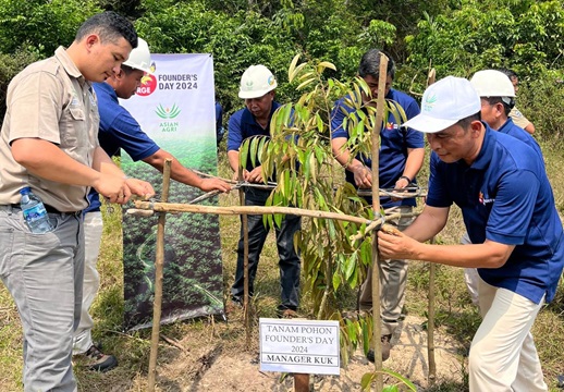 PT Inti Indosawit Subur menanam bibit pohon dan pembersihan sungai di Riau (foto/ist)