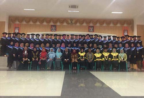 Foto  bersama wisuda dan Pelantikan Ahli Madya Kebidanan Indragiri angkatan XIII T.A 2017-2018