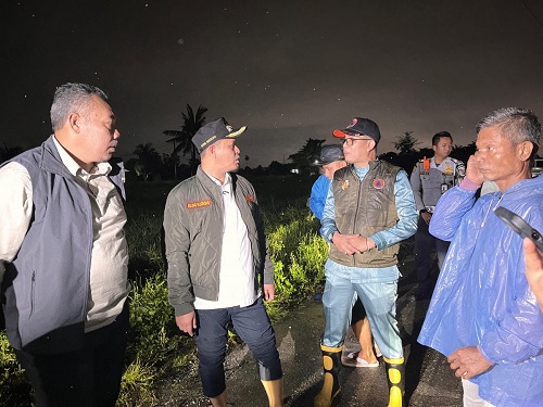 Walikota Pekanbaru, Agung Nugroho saat meninjau banjir di Rumbai.(foto: pekanbaru.go.id)