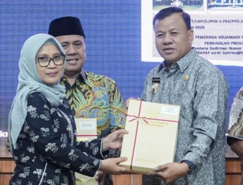 Bupati Kuansing, Suhardiman Amby menerima WTP dari BPK RI Riau.(foto: ultra/halloriau.com)