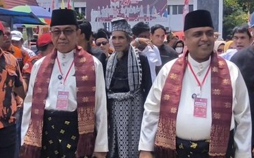 M Nasir dan Wardan saat mendaftar ke KPU Riau untk Pilkada Riau 2024.(foto: int)