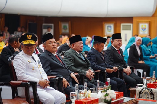 Tujuh bulan menjadi Pj Gubri, SF Hariyanto (dua kiri) kembali jabat Sekda Provinsi Riau (foto/Yuni) 