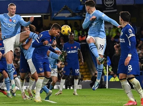 Bek tengah Chesea, Thiago Silva, mencetak gol ke gawang Manchester City pada laga lanjutan Liga Inggris di Stadion Stamford Bride, Minggu (12/11/2023).
