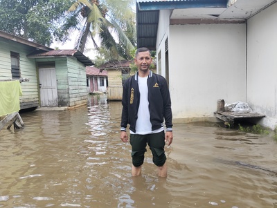 Warga Kelurahan Limbungan mengalami kesulitan akibat banjir dan mengaku belum menerima bantuan apapun dari Pemko Pekanbaru. (Foto: Dini Rahmadanti)