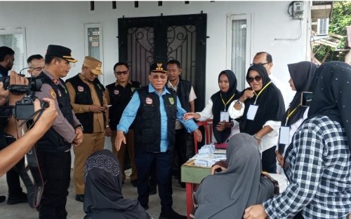 Bupati Rohil Bistamam meninjau pemungutan suara Pilpeng serentak 2026 di Bagan Jawa (foto/afrizal)