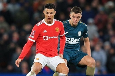 Cristiano Ronaldo (kiri) berduel dengan Dael Fry (kanan) pada laga putaran keempat Piala FA yang mempertemukan Man United vs Middlesbrough di Stadion Old Trafford, Sabtu (5/2/2022) dini hari WIB.(AFP/ LINDSEY PARNABY)