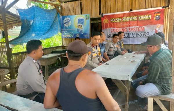 Polsek Simpang Kanan kembali melaksanakan cooling system ke tokoh masyarakat di warung kopi (foto/afrizal)