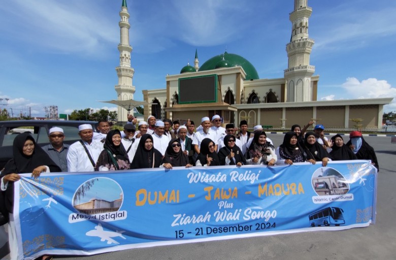 Wako Paisal melepas keberangkatan rombongan peserta wisata religi yang dibawa Ketua Komisi Fatwa Majelis Ulama Dumai KH Rahmat Afifi (foto/bambang)