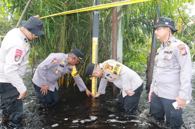 Waka Polres Pelalawan, Kompol Asep cek penurunan banjir Jalintim Km 83 (foto/Andy)