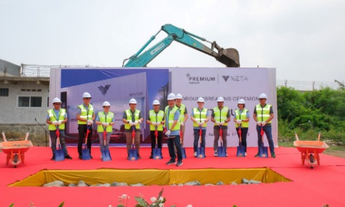 NETA secara simbolik menandai proses peletakan batu pertama untuk pembangunan diler NETA Puri di Jakarta Barat.(foto: istimewa)