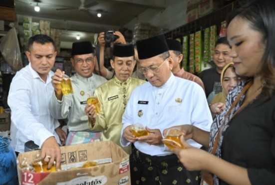 Bupati Rohil, Bistamam cek stok Sembako di Pasar Datuk Rubiah (foto/afrizal)