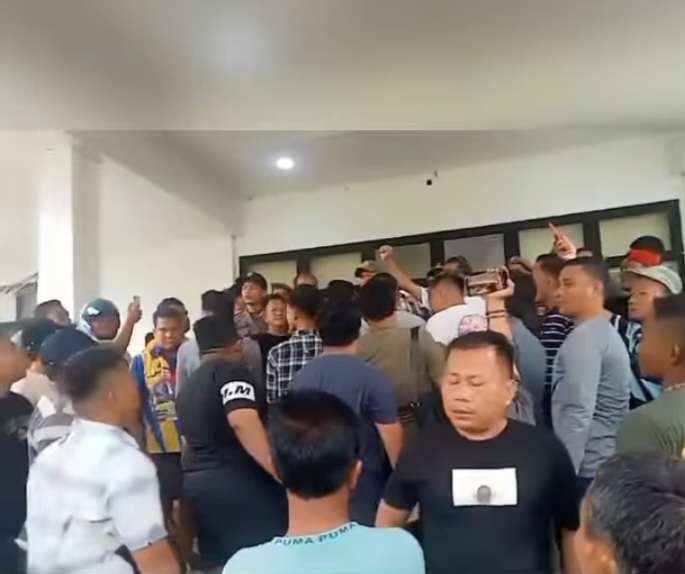 Momen massa minta Rapat di Kantor Bupati Kuansing dihentikan (foto/ultra)