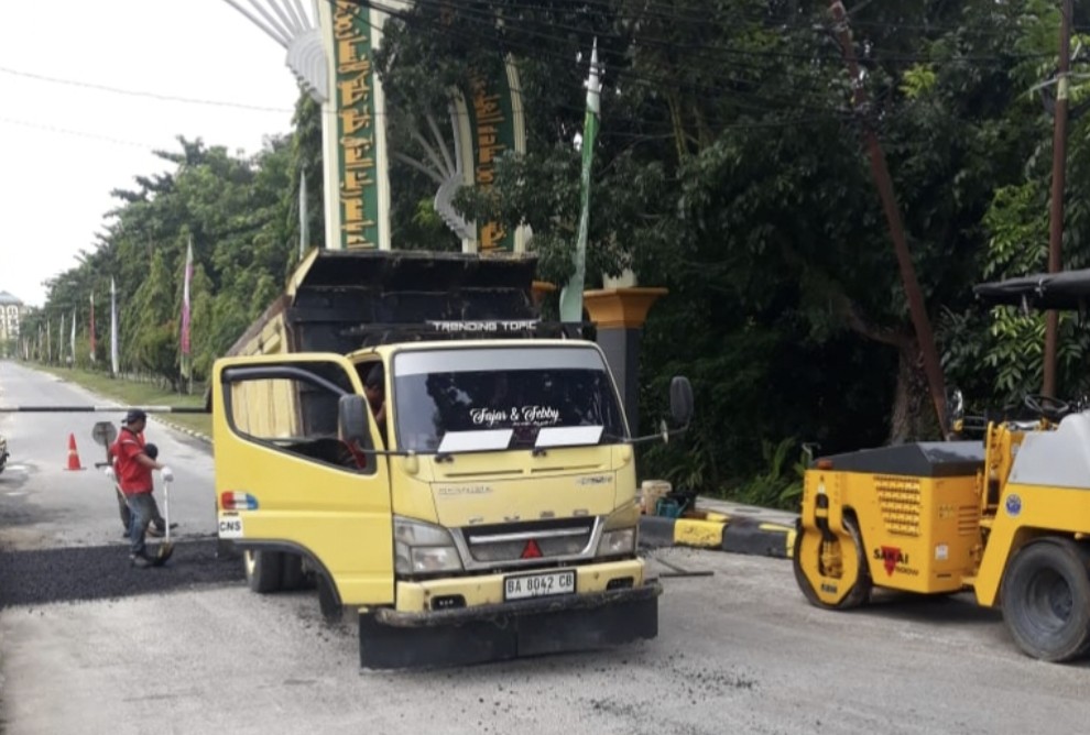 Gubri Abdul Wahid perbaiki jalanan UIN Suska Riau (foto/yuni)