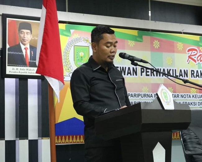 Ketua Fraksi PKS Mulyanto sedang membacakan tanggapan Fraksi dalam sidang dewan.
