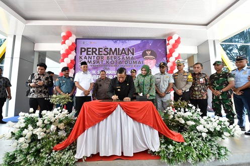 Pj Gubernur Riau, SF Hariyanto meresmikan kantor Samsat Dumai yang juga dihadiri Direktur Dana & Jasa BRK Syariah, MA Suharto.(foto: istimewa)