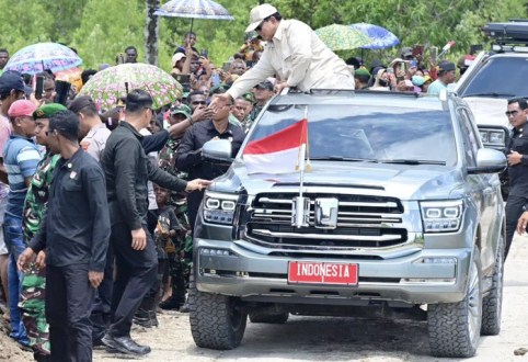 Presiden RI, Prabowo Subianto saat kunker ke Merauke menaiki GWM Tank 500.(foto: detik.com)