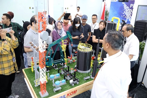 Tim IT PHR sedang menerangkan mekanisme kerja Road Pump Simulator kepada sejumlah awak media yang hadir di acara PHR Digital Day 2024 di Jakarta.(foto: istimewa)