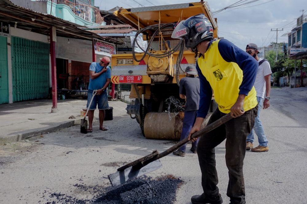 Jalan Parit Indah di Kota Pekanbaru diperbaiki (foto/int)