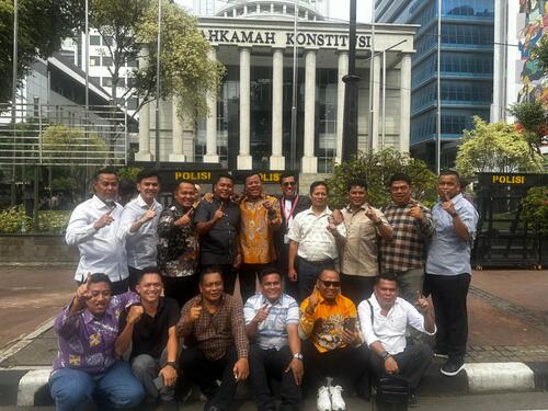 Suhardiman Amby - Muklisin bersama Tim SDM berfoto saat menghadiri sidang sengketa Pilkada Kuansing di MK. (Foto: Ultra Sandi)