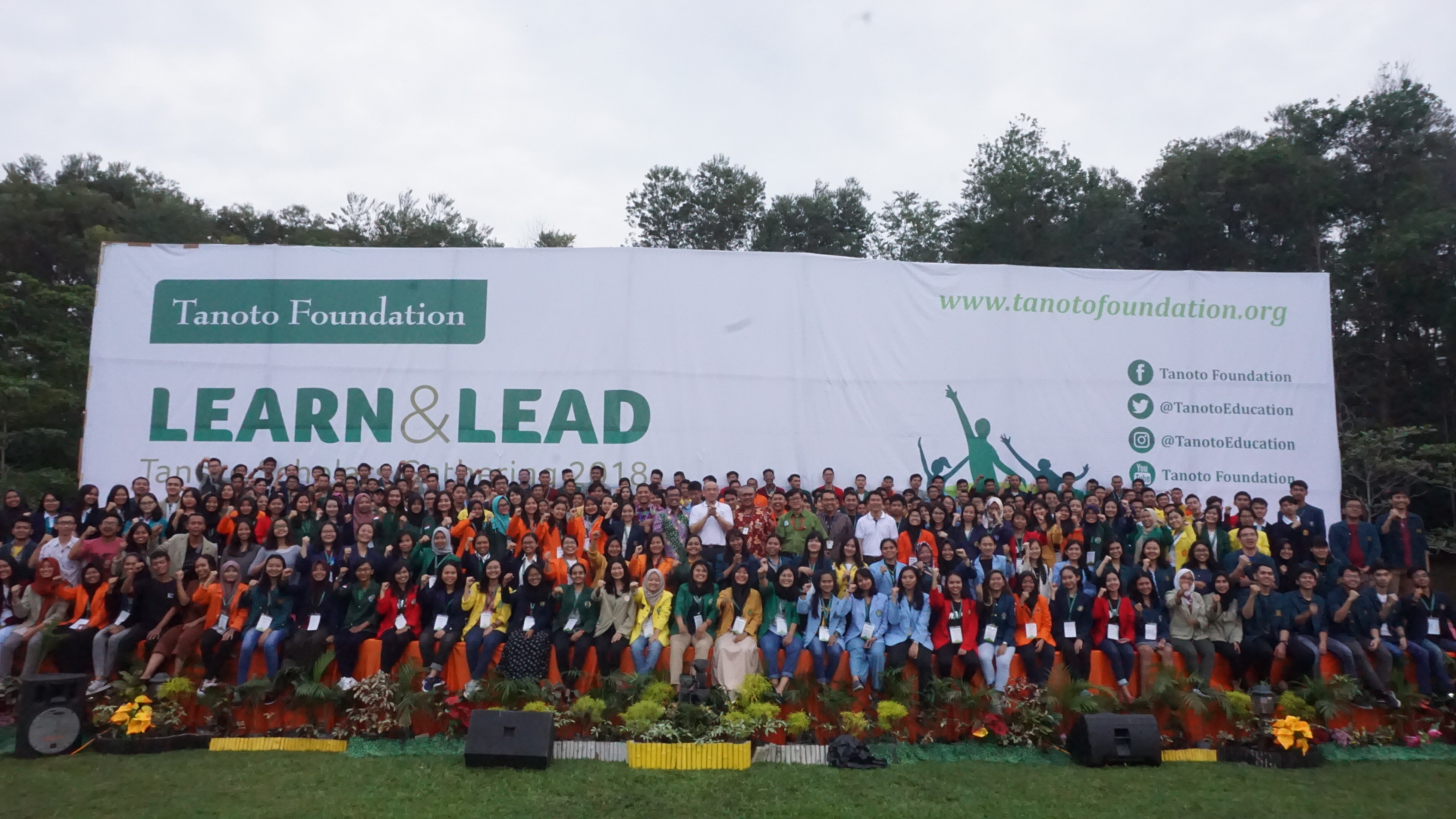 Seluruh peserta TSG 2018 berfoto bersama manajemen RAPP dan tim Tanoto Foundation di Sport Centre, Riau Kompleks.