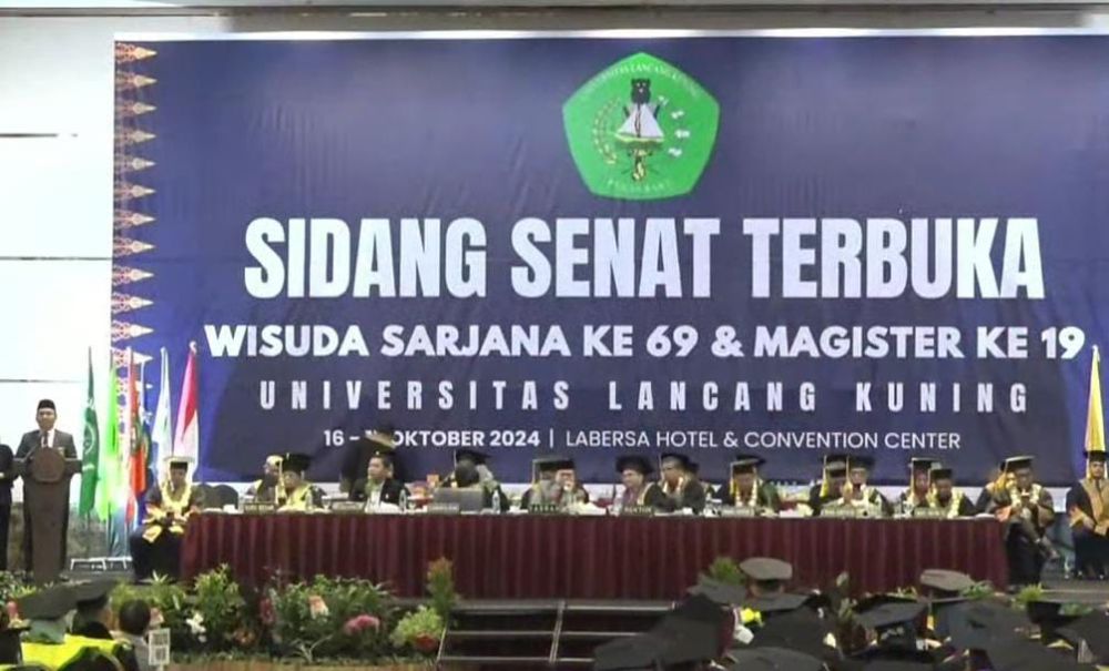 Kabid SMK Disdik Riau, Arden Simeru saat memberikan arahan pada wisuda S1 da S2 Unilak (foto/int)