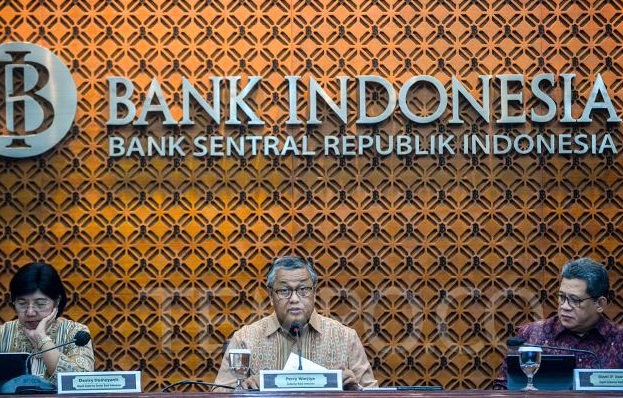 Gubernur BI)Perry Warjiyo (ketiga kanan) bersama (kiri) Deputi Senior Bank Indonesia Destry Damayanti, dan Deputi Bank Indonesia Doni P Joewono saat memberikan keterangan pers tentang hasil RDG BI di Jakarta, Kamis (24/8/2023).