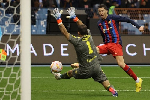 Penyerang Barcelona Robert Lewandowski mencetak gol dalam semifinal Piala Super Spanyol 2022-2023 kontra Real Betis. Laga Real Betis vs Barcelona berlangsung di Stadion Internasional King Fahd, Riyadh, Arab Saudi, pada Jumat (13/1/2023) dini hari WIB.