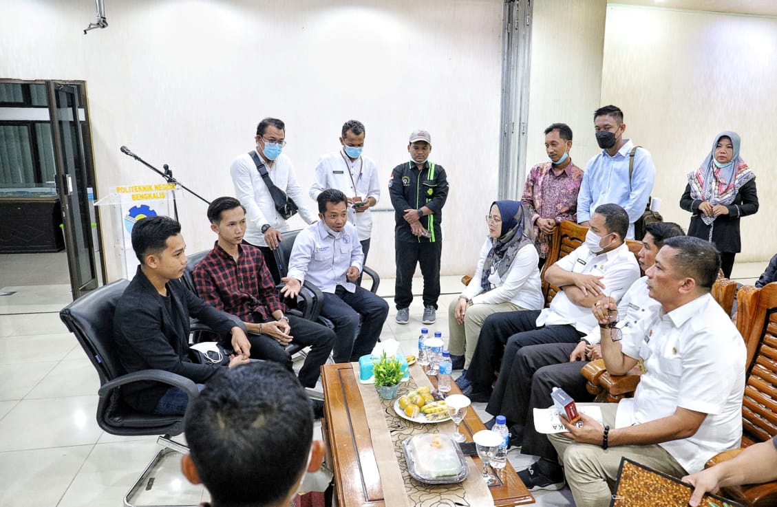 Bupati H Muhammad Adil berbincang bersama Imam Sutadi (blazer hitam) dan Ardhi Faqih (kemeja merah) di Aula Pertemuan Politeknik Bengkalis belum lama ini.