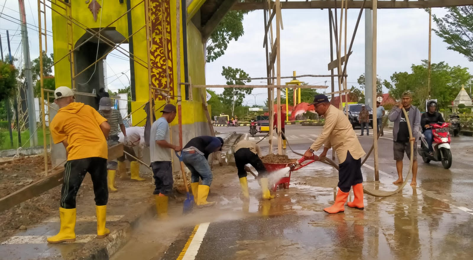 Petugas DLH Rohil mempersiapkan titik pantau untuk penilaian Piala Adipura (foto/zal)