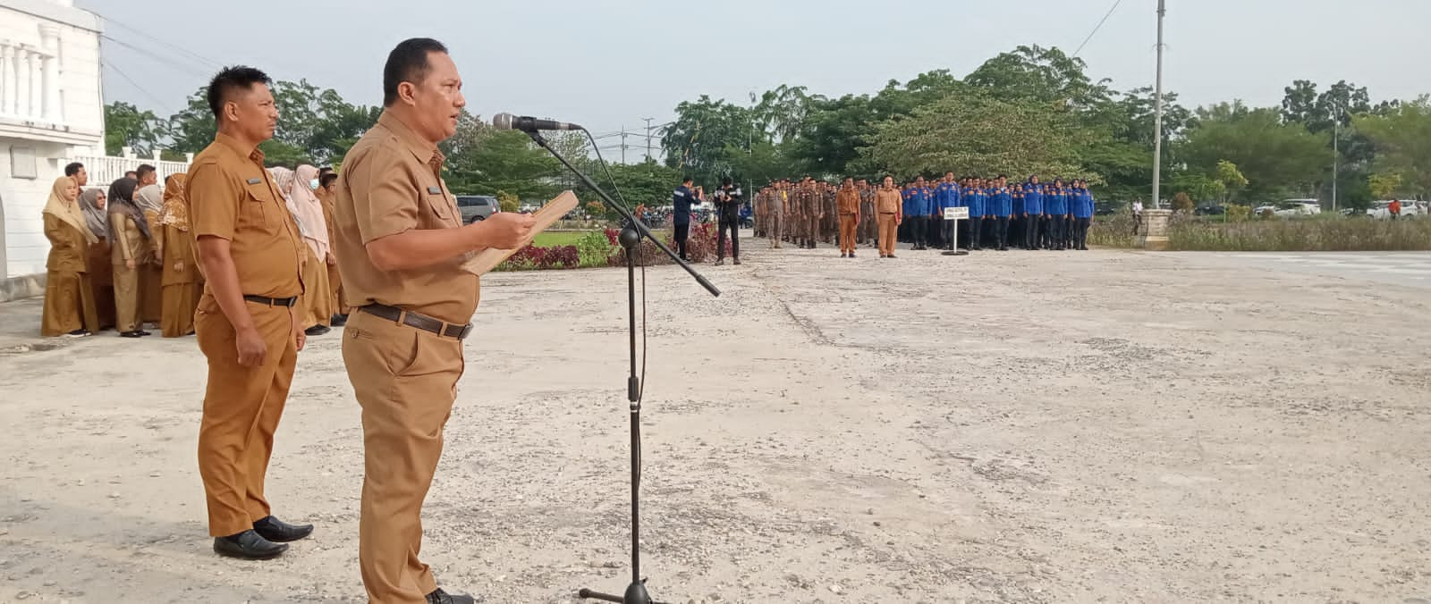 BKPSDM Rohil, Acil Rustianto, saat bertindak sebagai pembina apel pagi (foto/afrizal)