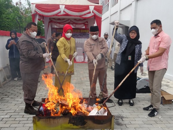 Kajari Pri Wijeksono pimpin pemusnahan barang bukti di kantor Kejaksaan Negeri Dumai (foto/bambang)