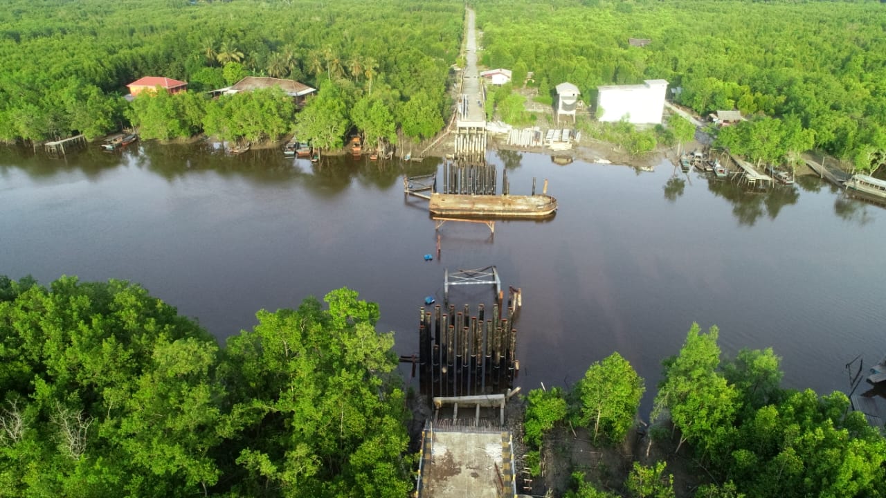 Pekerjaan proyek infrastruktur Jembatan Selat Akar-Bandul di Kecamatan Tasik Putripuyu yang mangkrak ditinggal oleh kontraktor