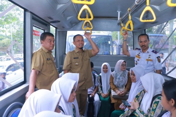 Walikota Pekanbaru, Agung Nugroho resmikan Bus TMP Gratis untuk pelajar (foto/dini)