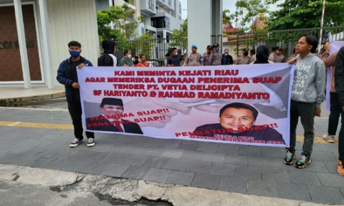 Aksi massa di Kejati Riau beberapa hari lalu menyeret Sekdaprov Riau SF Hariyanto.(foto: int)