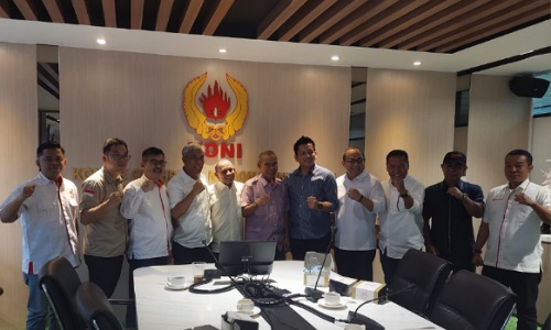 Ketua KONI Riau, Iskandar Hoesin bersama pengurus KONI Riau.(foto: rahmat/halloriau.com)