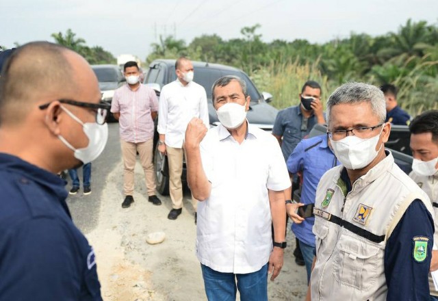 Gubernur Riau H Syamsuar (tengah) ketika melakukan peninjaun jalan yang rusak di sejumlah daerah di Riau.