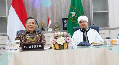 Plt Gubernur Riau, SF Hariyanto dan Ketua MUI Riau.(foto: mcr)