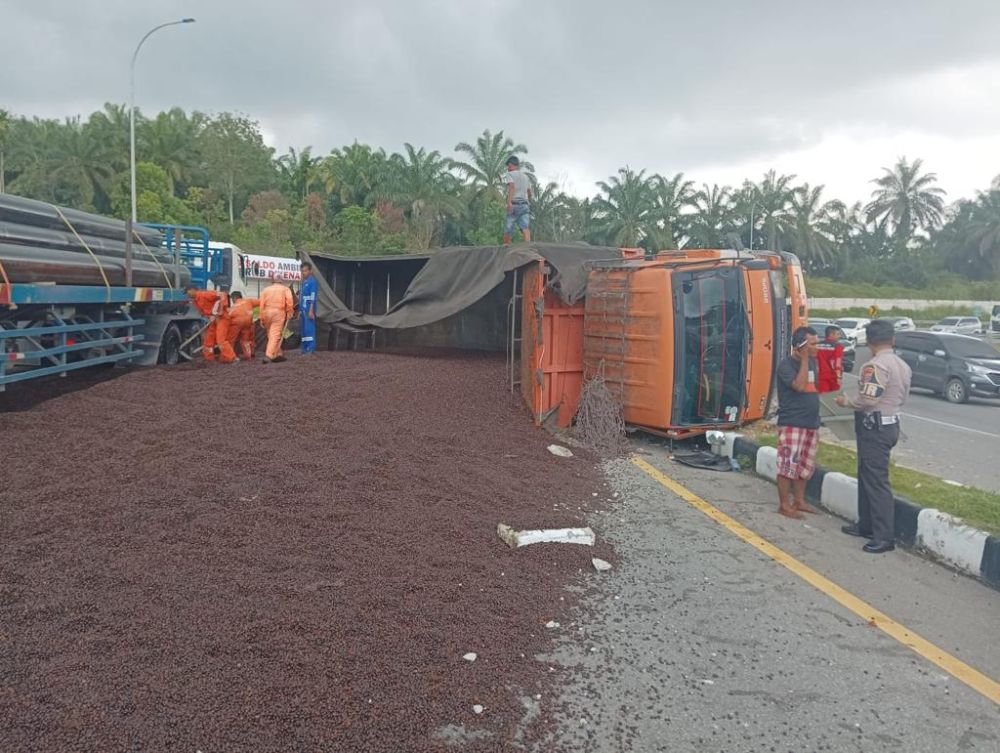 Truk terguling di dekat pintu Tol Pekanbaru-Dumai.(foto: mcr)