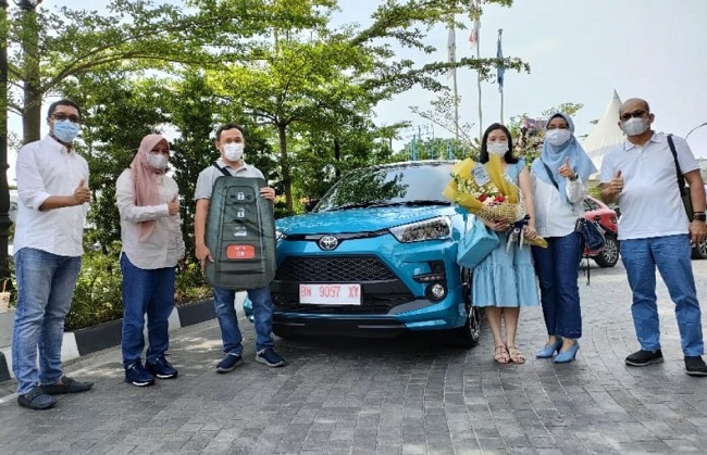 Penyerahan perdana All New Raize kepada Yusuf, konsumen pertama yang melakukan pembelian Toyota All New Raize di Pekanbaru. Terlihat Yusuf dan istri foto bersama manajemen Agung Toyota di sela-sela pameran Raize di Living World Pekanbaru, Rabu (26/5/2021). Foto Ist